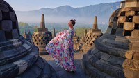 Rake Martinez berpose di Candi Borobudur. Dia rela bangun sejak pukul 2 pagi demi melihat sunrise, lalu keliling candi terbesar umat Buddha terbesar itu (KBRI Panama City)
