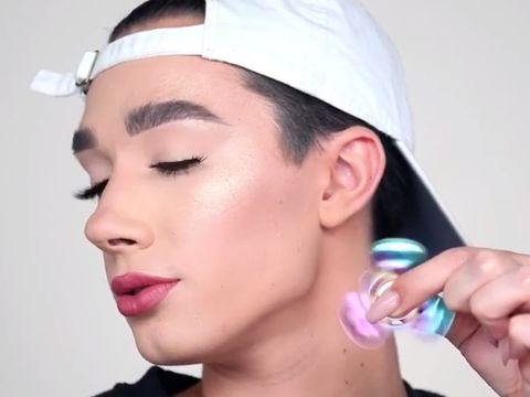 Beauty Blogger Pakai Fidget Spinner Sebagai Alat Makeup Jadi Viral
