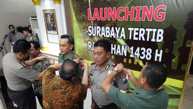 Penyematan pita di lengan untuk masing-masing anggota tiga pilar