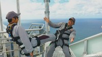 Selain harnes, ada besi pengunci yang dikaitkan dengan railing di atas gedung nanti. Tahan sampai berton-ton, sehingga kita bisa mencoba pose aksi yang berbahaya (Fitraya/detikTravel)
