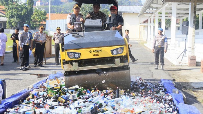 Ribuan Botol Miras Digilas di Semarang Jelang Ramadan