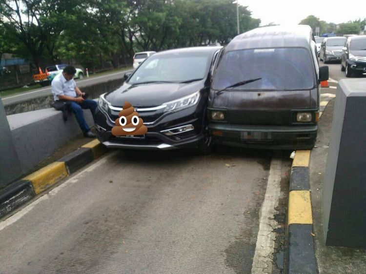 2 Mobil Pepet-pepetan di Pintu Tol