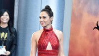 Gal Gadot tampil menawan saat hadiri acara premiere filmnya yakni Wonder Woman. Foto: Getty Images