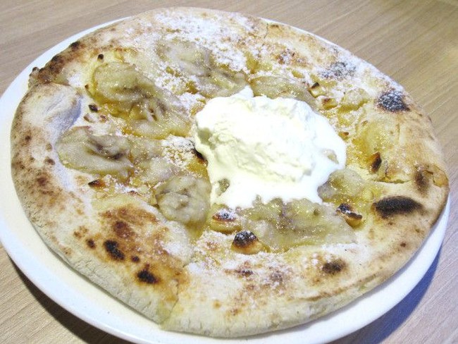 Cicip Pizza Manis dengan Topping Pisang di 4 Tempat Ini