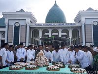 Masjid Al Akbar Surabaya Bagikan 1.438 Kue Apem Jelang Ramadan