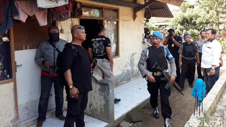 2 Rumah Kontrakan Terduga Teroris di Bandung Digeledah Densus 2 Rumah Kontrakan Terduga Teroris di Bandung Digeledah Densus