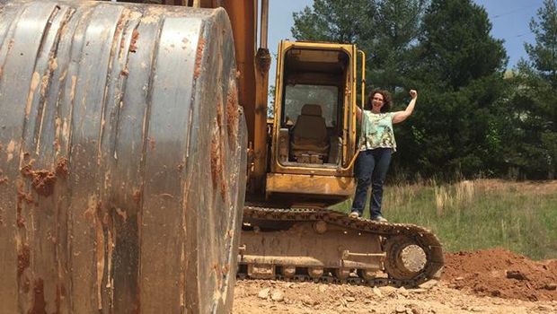 Seorang pengunjung mencoba Excavator Operation (Facebook/Tank Town USA) 