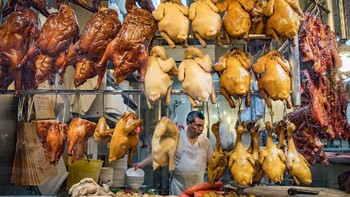 Sebuah toko yang menjual aneka makanana daging terletak di Happy Valley, Hong Kong. Ini merupakan karya foto Jeremy H. Greenberg. (Foto: National Geographic/Jeremy H. Greenberg)