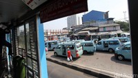 Sejumlah petugas membersihkan halte bus TransJakarta di Kampung Melayu.