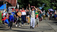 Pemerintah Filipina melalui Presiden Duterte telah mengumumkan secara resmi darurat militer selama 60 hari diwilayah yang diduduki oleh kelompok militan terkait ISIS tersebut. Warga pun dievakuasi untuk mengungsi keluar dari kota Marawi menuju pusat pengungsian di kota Bal-oi, Filipina selatan (26/5). REUTERS/Romeo Ranoco