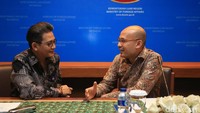Jubir Kemlu Arrmanatha Nasir (kanan) bersama Direktur Eropa I Kemlu Dino Kusnadi saat menjelaskan isu-siu terkini termasuk bom Kampung Melayu di Gedung Kemlu, Jakarta.