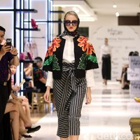 Fashion Show yang di gelar Galeries Lafayette yang mengusung tema Fascinating Ramadan menggandeng desainer indonesia diantaranya Ghea Panggabean dan juga Balijava by Denny Wirawan. Pasific Place, Jakarta. [Foto: Mohammad Abduh/Wolipop]
