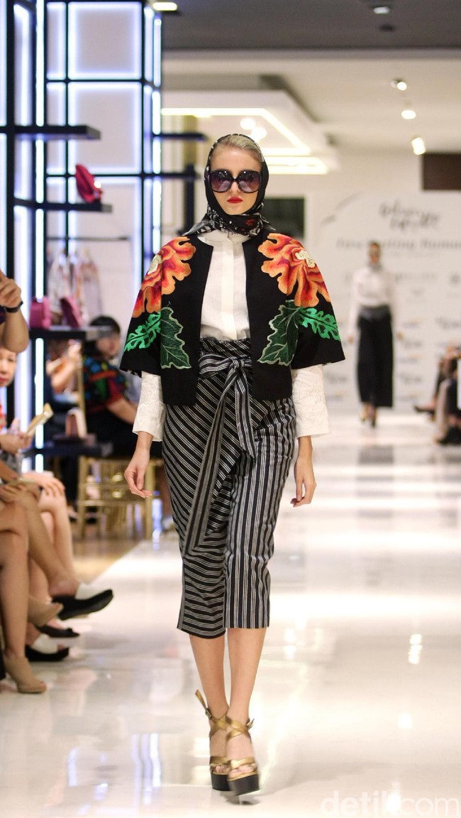 Fashion Show yang di gelar Galeries Lafayette yang mengusung tema Fascinating Ramadan menggandeng desainer indonesia diantaranya Ghea Panggabean dan juga Balijava by Denny Wirawan. Pasific Place, Jakarta. [Foto: Mohammad Abduh/Wolipop]