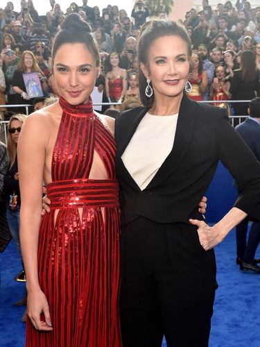 Foto: Gal Gadot Seksi Bergaun Merah di Premiere Wonder Woman