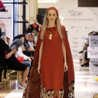 Fashion Show yang di gelar Galeries Lafayette yang mengusung tema Fascinating Ramadan menggandeng desainer indonesia diantaranya Ghea Panggabean dan juga Balijava by Denny Wirawan. Pasific Place, Jakarta. [Foto: Mohammad Abduh/Wolipop]