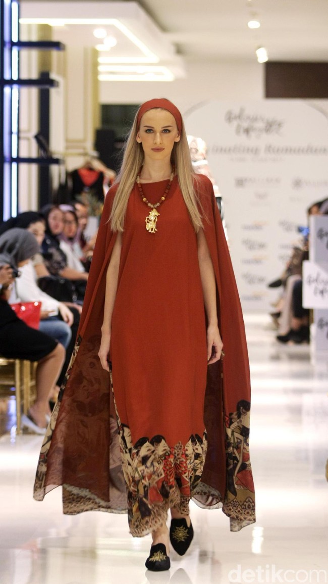 Fashion Show yang di gelar Galeries Lafayette yang mengusung tema Fascinating Ramadan menggandeng desainer indonesia diantaranya Ghea Panggabean dan juga Balijava by Denny Wirawan. Pasific Place, Jakarta. [Foto: Mohammad Abduh/Wolipop]