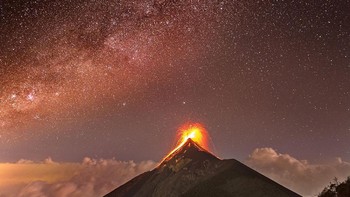 Seorang fotografer bernama Martin Engelmann berhasil menaiki gunung Acatenango yang terletak di Guatalema selama 5 jam. Ia pun mendapatkan bayaran setimpal dengan melihat pemandangan indah sebuah gunung berapi aktif. (Foto: National Geographic/Martin Engelmann)