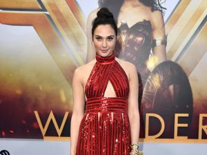 Gal Gadot Pakai Sandal Murah ke Acara Premiere Wonder Woman