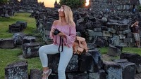 Rake Martinez bergaya di Candi Prambanan. Inilah candi yang menjadi destinasi wisata yang wajib didatangi di Yogyakarta (KBRI Panama City)
