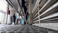 Pecahan kaca masih terlihat berserakan di lantai halte.