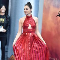 So Hot! Seksinya Gal Gadot dalam Dress Merah