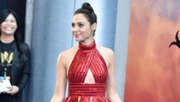 Artis kelahiran Israel itu tampil seksi dengan dress strip merah dari Givenchy. Frazer Harrison/Getty Images/detikFoto.