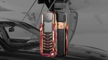 Material yang digunakan sangatlah mewah seperti kulit burung unta, berlian dan bermacam bahan berharga lain sebagai pemanis ponsel buatannya.