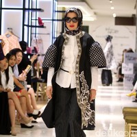 Fashion Show yang di gelar Galeries Lafayette yang mengusung tema Fascinating Ramadan menggandeng desainer indonesia diantaranya Ghea Panggabean dan juga Balijava by Denny Wirawan. Pasific Place, Jakarta. [Foto: Mohammad Abduh/Wolipop]