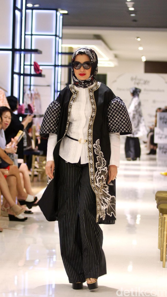 Fashion Show yang di gelar Galeries Lafayette yang mengusung tema Fascinating Ramadan menggandeng desainer indonesia diantaranya Ghea Panggabean dan juga Balijava by Denny Wirawan. Pasific Place, Jakarta. [Foto: Mohammad Abduh/Wolipop]