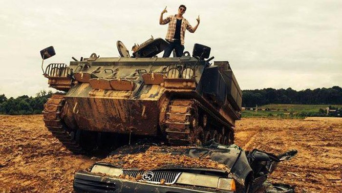 Wisata Naik Tank Sungguhan Ada!