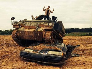 Wisata Naik Tank Sungguhan Ada!