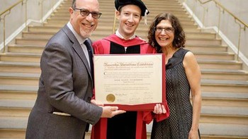 Pada pertengahan tahun 2017, Zuckerberg akhirnya meraih gelar sarjana dari Universitas Harvard yang dulu ditinggalkannya gara-gara sibuk membesarkan Facebook. Ia dianugerahi gelar sarjana kehormatan dari kampus bergengsi itu. Ia juga menyampaikan pidato motivasi pada para wisudawan. Foto: Reuters
