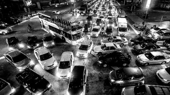 Potret kondisi lalu lintas macet semrawut saat jam sibuk yang terjadi di Kuala Lumpur, Malaysia. Foto ini merupakan karya fotografer Firdaus Latif. (Foto: National Geographic/Firdaus Latif)