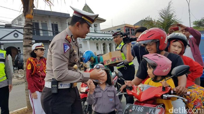 Hari Pertama Ramadan, Polisi di Cianjur Bagi-bagi Takjil