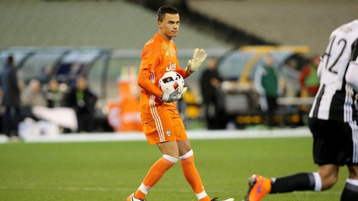 MELBOURNE, AUSTRALIA - JULY 23:  Juventus goalkeeper Emil Audero holds the ball during the 2016 International Champions Cup Australia match between Melbourne Victory FC and Juventus FC at Melbourne Cricket Ground on July 23, 2016 in Melbourne, Australia.  (Photo by Wayne Taylor/Getty Images)