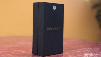 Ponsel Zenfone Zoom S tersimpan dalam kotak yang cukup eksklusif. Foto: detikINET/Adi Fida Rahman