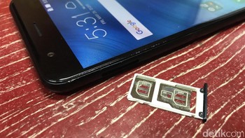 Ponsel ini mendukung fitur dual-SIM. Foto: detikINET/Adi Fida Rahman