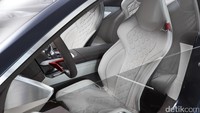 Di sini juga ada jok sport dengan cangkang jok serat karbon dan pelapis kulit terbaik. Selain itu, ada juga setir kustom dengan palang aluminium dan paddle shift. Foto: BMW