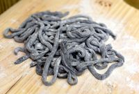 Setelah Es Krim, Kini Ada Pizza, Pasta dan Keju Serba Hitam