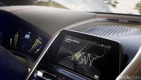 Layar berukuran cukup besar yang menampilkan aneka informasi seputar mobil. Foto: BMW