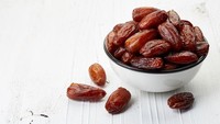 Rata-rata rumah pasti punya stok kurma di bulan puasa. Buah manis tinggi serat ini bisa jadi camilan praktis untuk mengganjal perut. Terlebih kurma disarankan Nabi Muhammad untuk dilahap saat sahur. Foto: iStock