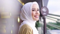 Mengenakan baju muslim warna cokelat muda kombinasi kuning, Laudya Cynthia Bella terlihat cantik. Foto: Instagram Laudya Cynthia Bella
