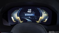 Seperti mobil mewah BMW lainnya, di interior mobil ini juga terdapat instrument cluster digital, display iDrive dan banyak trim serat karbon. Foto: BMW