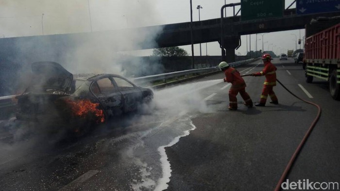 Mobil yang Terbakar di Tol JORR Karena Korsleting dari Aki