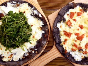 Setelah Es Krim, Kini Ada Pizza, Pasta dan Keju Serba Hitam