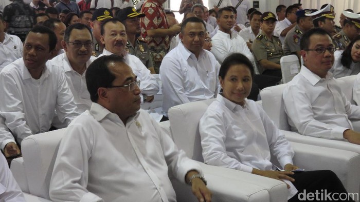 Ke Pelabuhan Merak, Rini dan Menhub Kompak Berkemeja Putih
