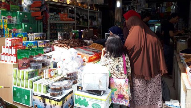 Pasar Tanah Abang di hari pertama Ramadan