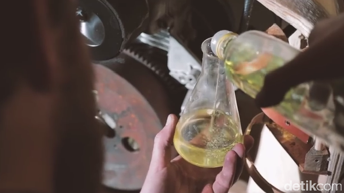 Motor Kayu Berbahan Bakar Minyak dari Ganggang