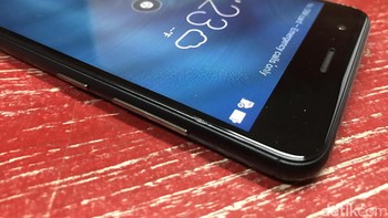 Asus menempatkan semua tombol di sisi kanan. Foto: detikINET/Adi Fida Rahman