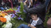 Fans meninggalkan bunga dan benda memorial di makam Chris Cornell. Foto: David McNew/Getty Images
